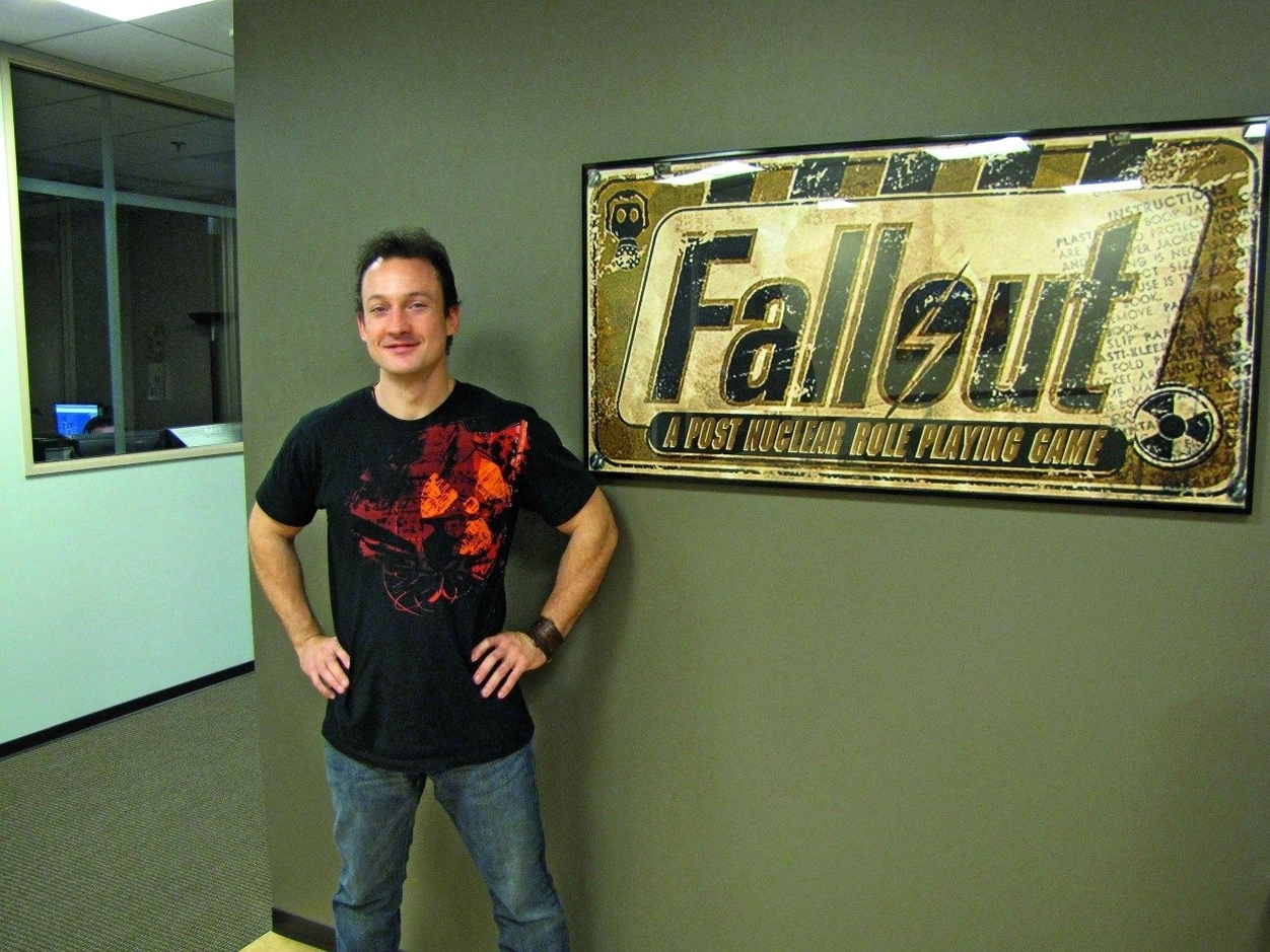 Крис Авеллон и логотип Fallout.