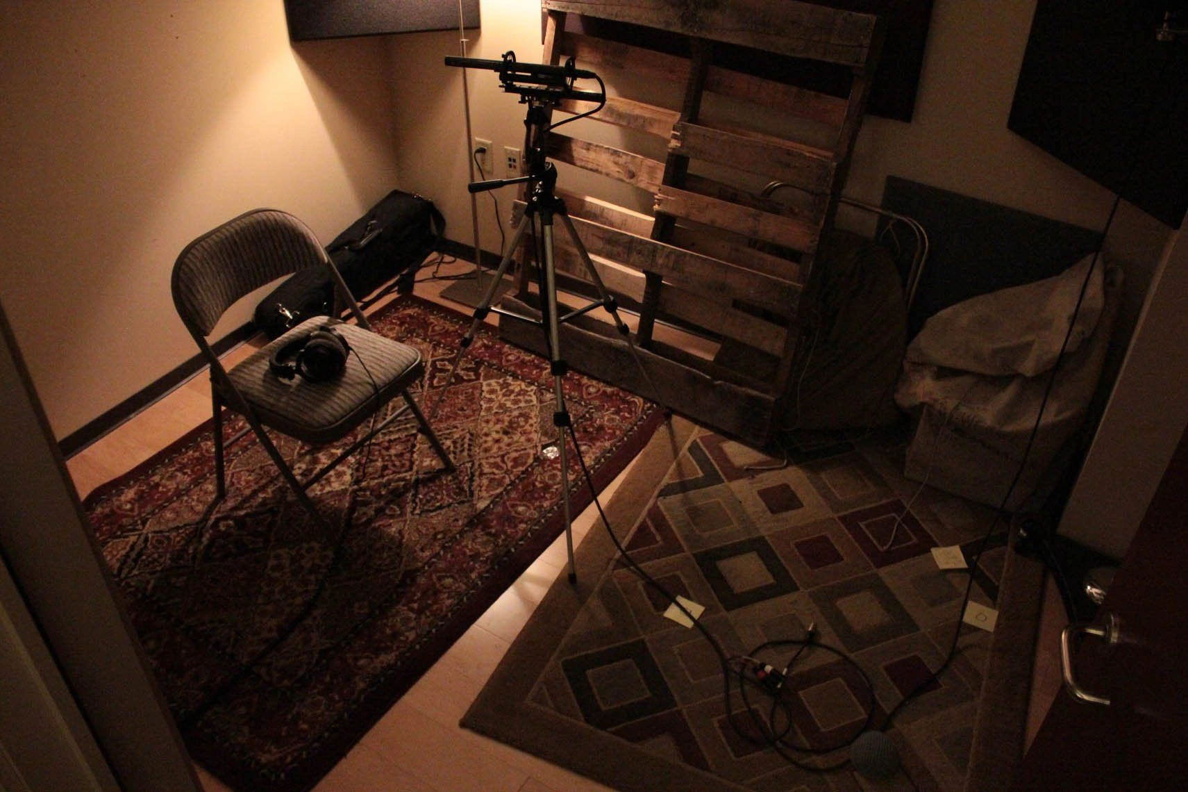И ещё одно фото из кабинки для звукозаписи Джастина Белла в Obsidian.