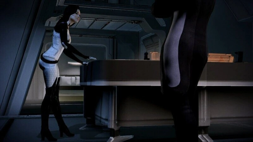 [Mass Effect 2] На скриншоте: Миранда в странной позе.