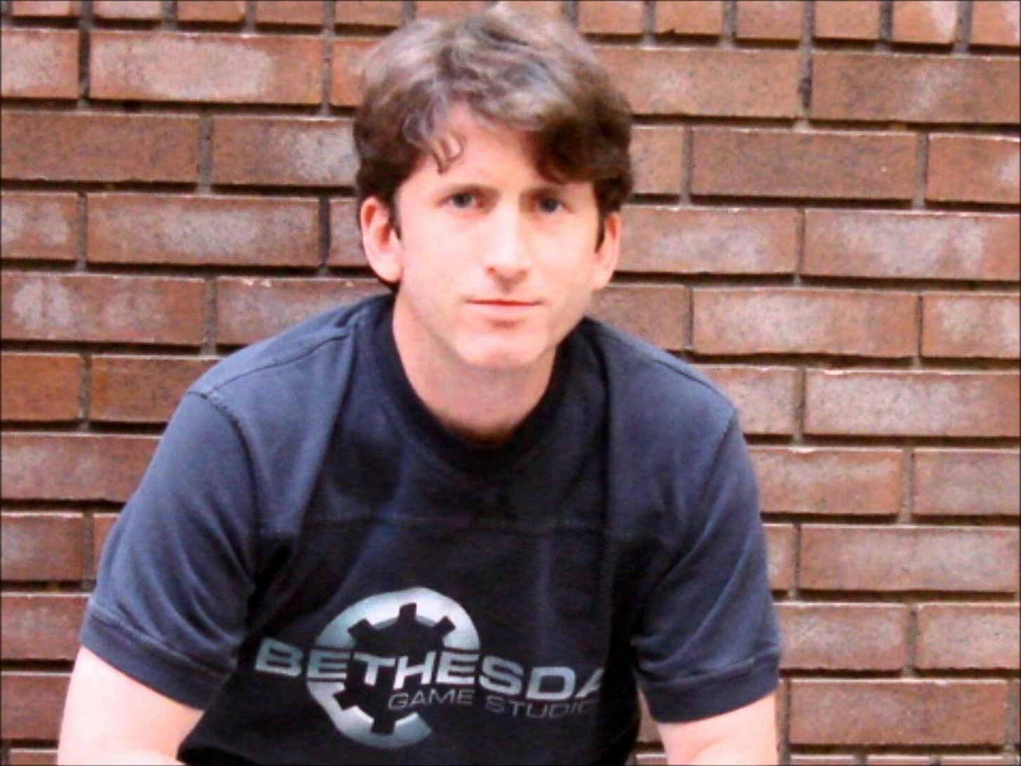 Тодд Говард в футболке с логотипом Bethesda Game Studios.