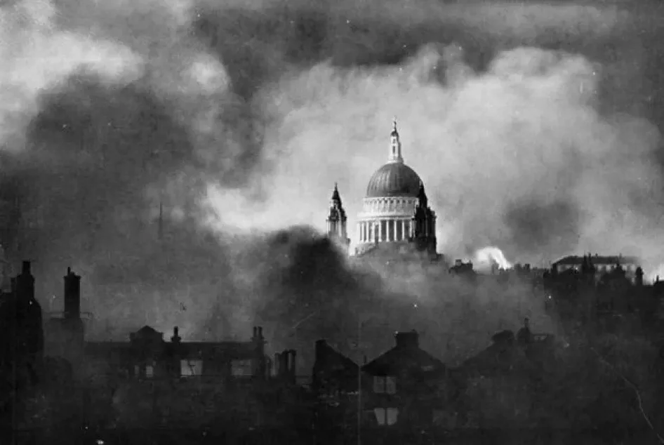 Фотография большого пожара в Лондоне 29 декабря 1940 года.