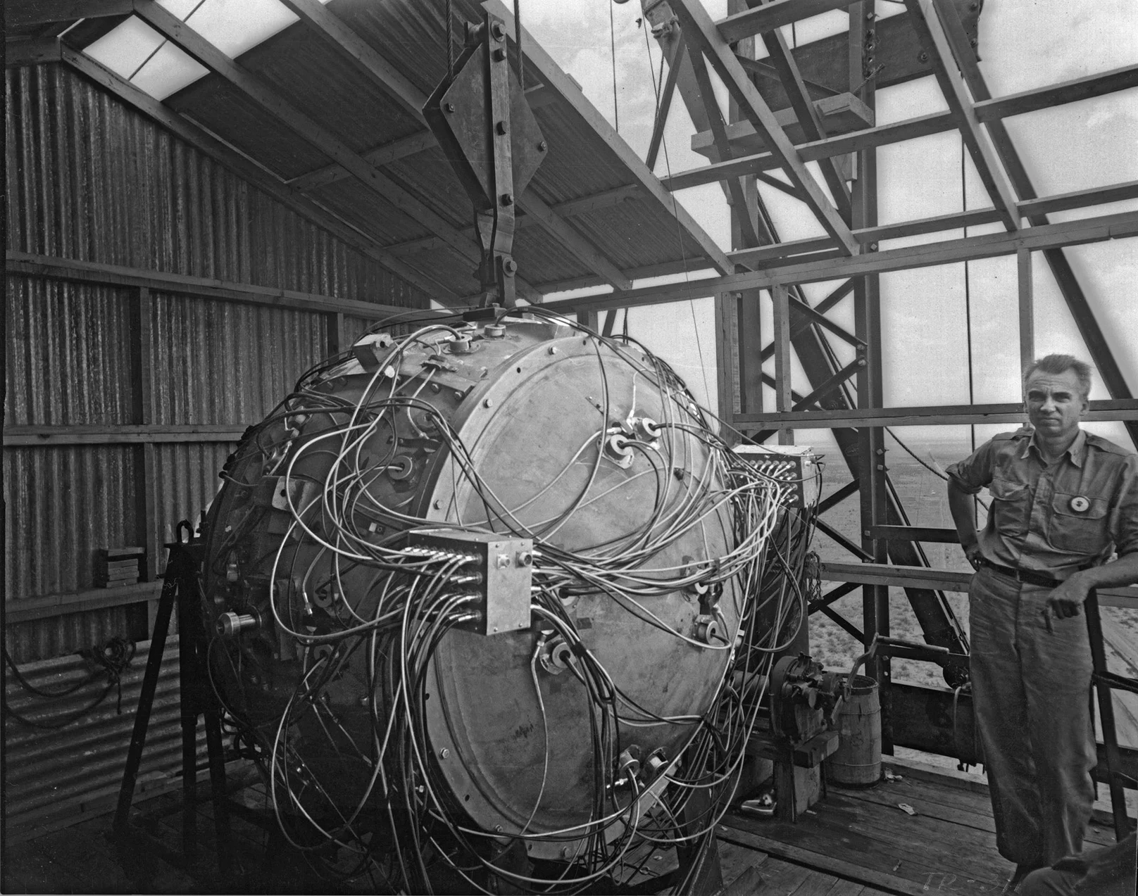 Американский физик Норрис Брэдбери с частично собранным атомным устройством «Штучка» (Gadget).