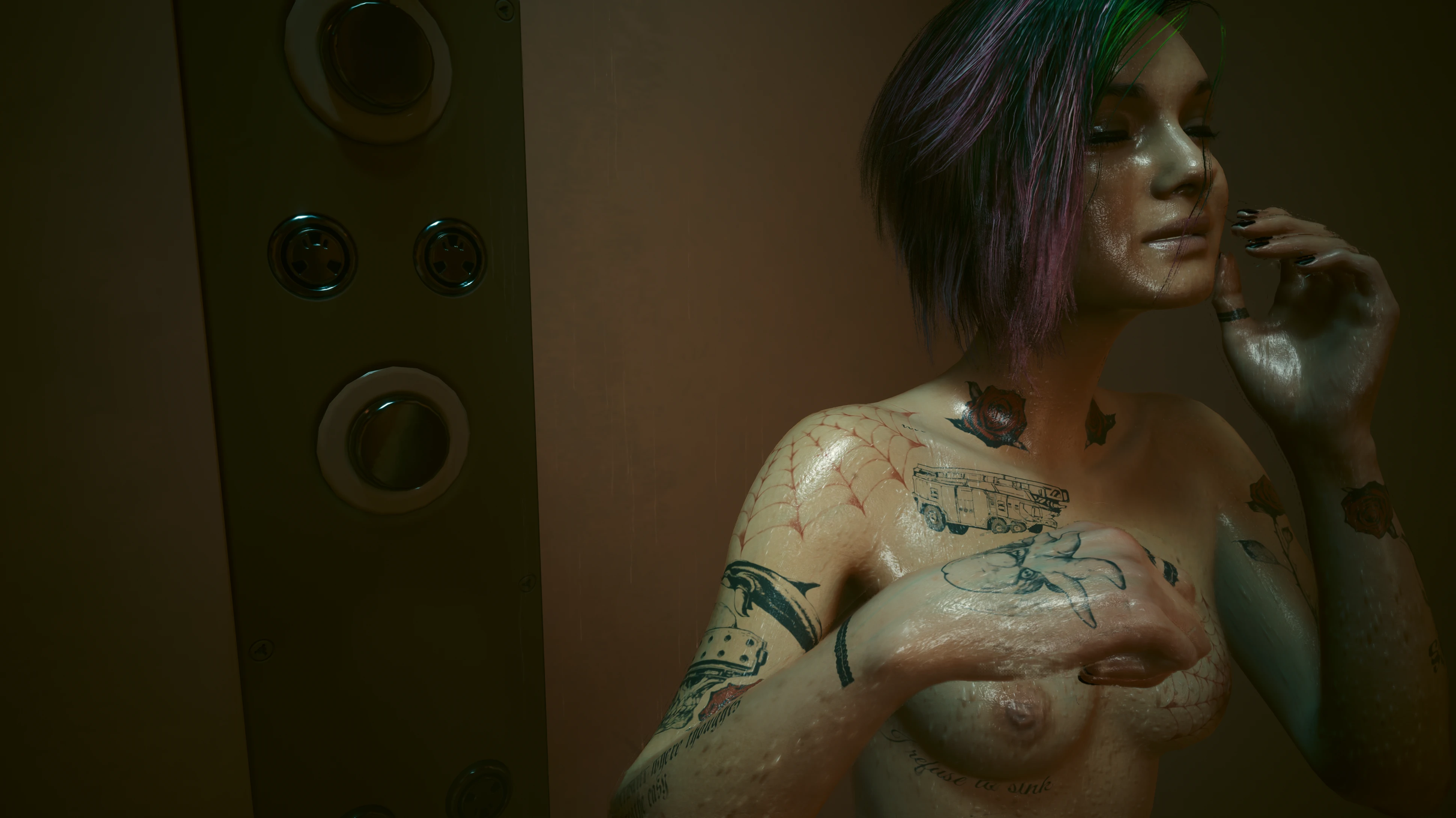 Смотри, какие татухи.